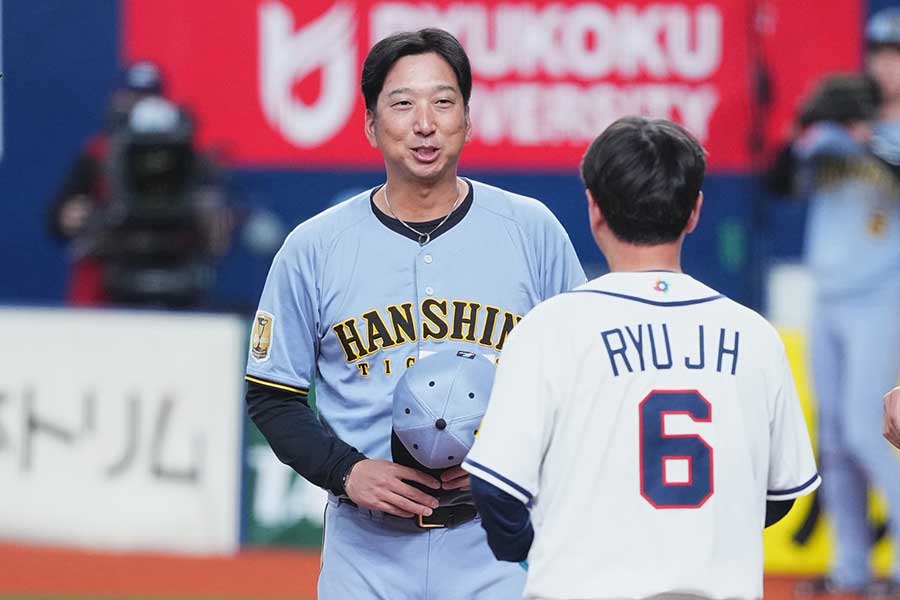 阪神の藤川球児監督(奥)【写真:小林靖】