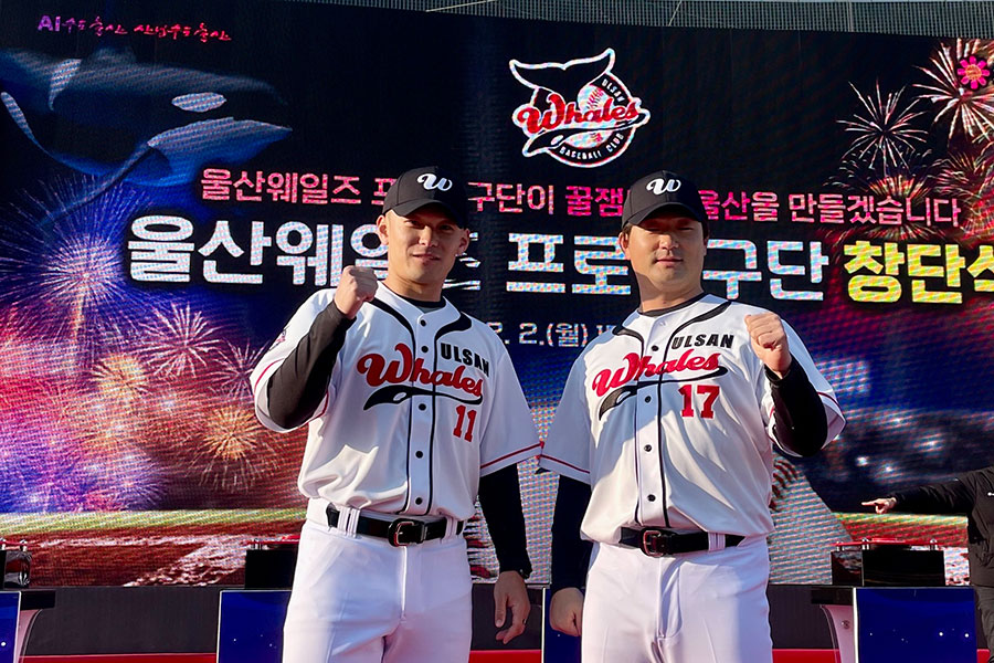 蔚山ホエールズの創団式典に臨んだ小林(左)右は元広島の岡田【写真:本人提供】