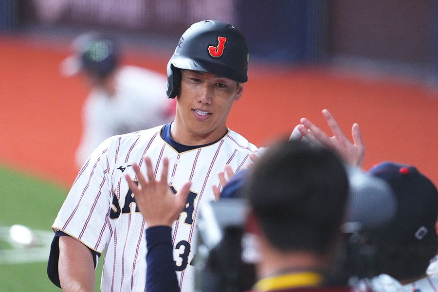 特大のソロホームランを放った吉田正尚【写真：小林靖】