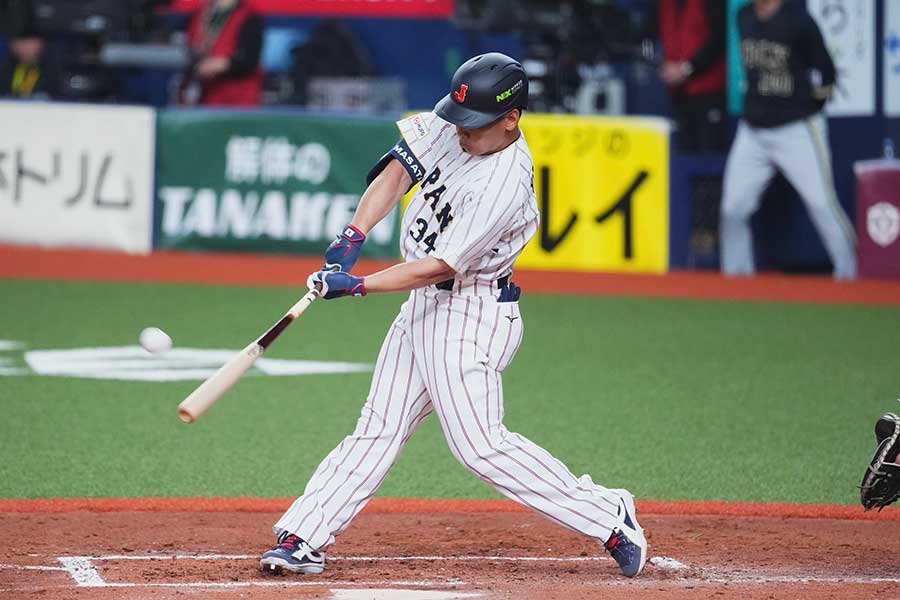 オリックス戦で本塁打を放った侍ジャパンの吉田正尚【写真：小林靖】