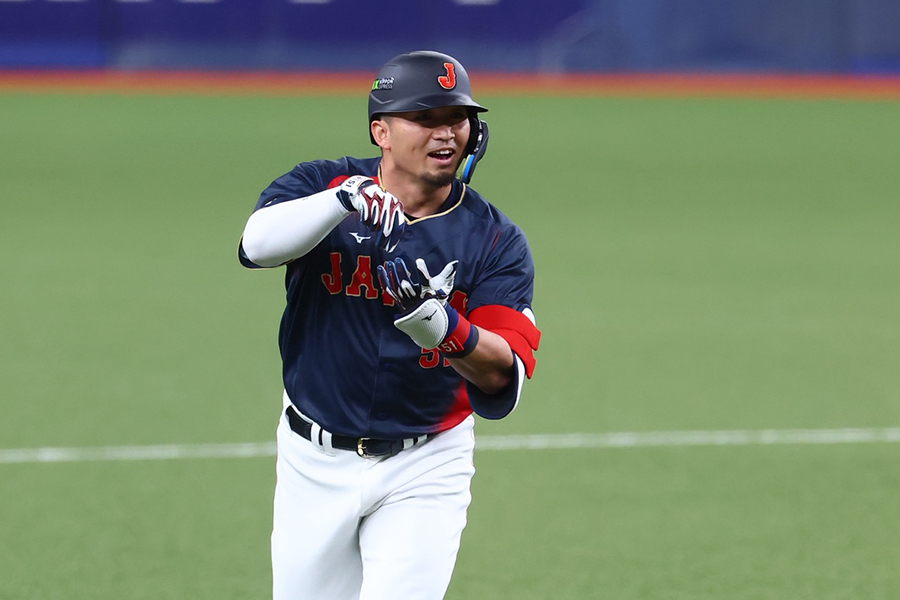 先制ホームランを放ち、新“お茶ポーズ”を披露する鈴木誠也【写真:加治屋友輝】