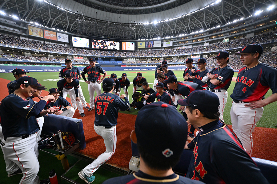 試合前の円陣で新ポーズについて説明する北山亘基（円陣中央）【写真：Getty Images】