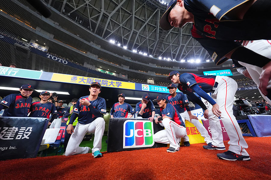 阪神との強化試合の前に声出しを行った北山亘基（中央）と大谷翔平（中央右）【写真：Getty Images】