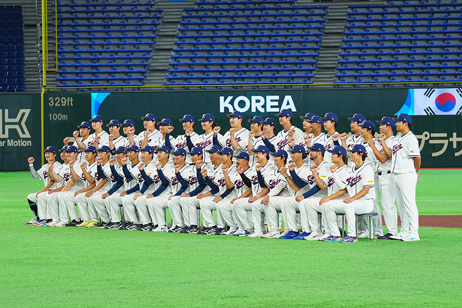 4日の練習前に集合写真を撮影した韓国代表【写真：荒川祐史】