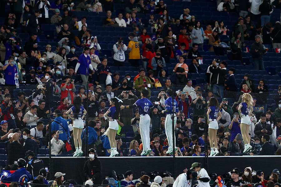 東京ドームに集結した台湾のファンたち【写真： 加治屋友輝】