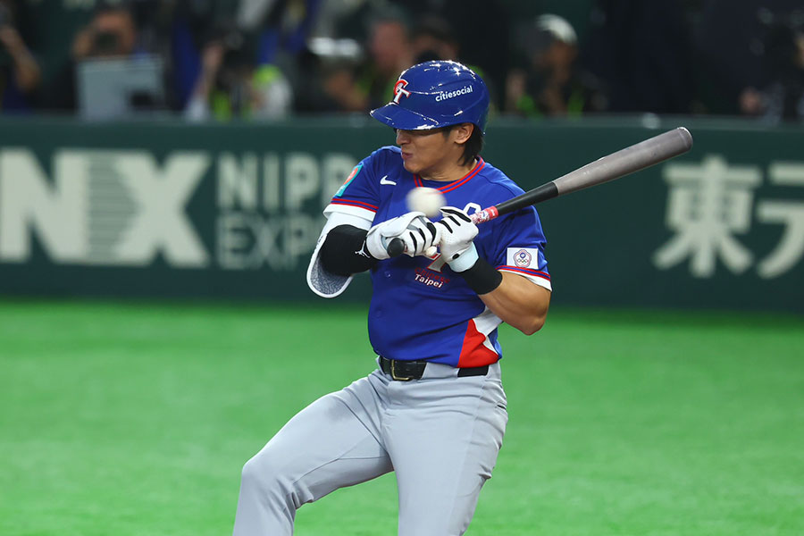 死球を受ける台湾主将の陳傑憲【写真： 加治屋友輝】