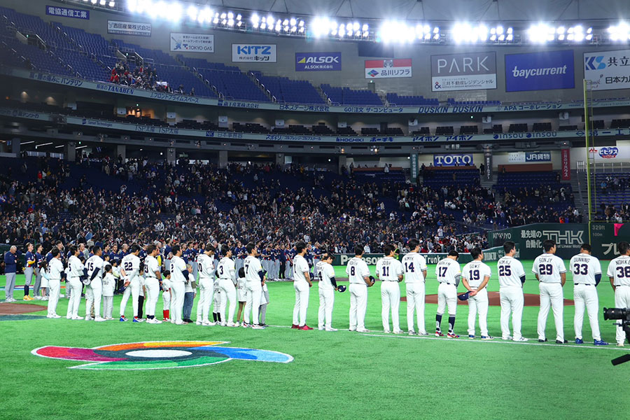 チェコ―韓国戦の始球式に韓国グループのメンバーが登場した【写真： 加治屋友輝】
