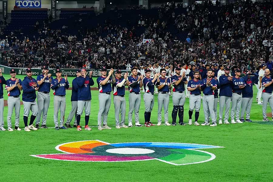 敗戦後に整列したチェコ代表【写真：荒川祐史】