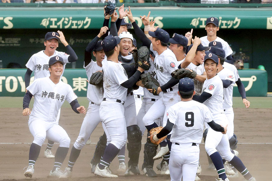 昨夏の甲子園で優勝した沖縄尚学【写真：スポーツ報知/アフロ】