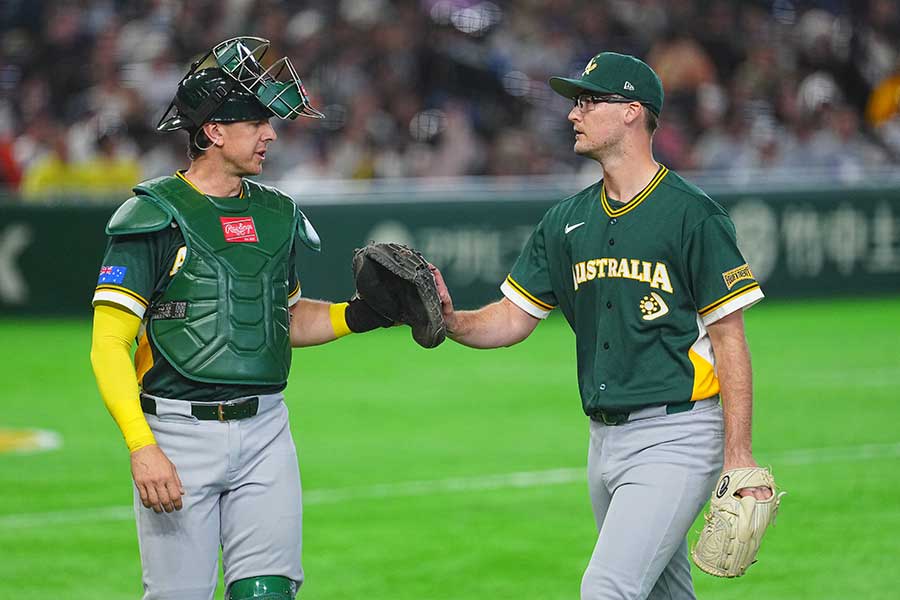 豪州のロビー・パーキンス（左）【写真：荒川祐史】