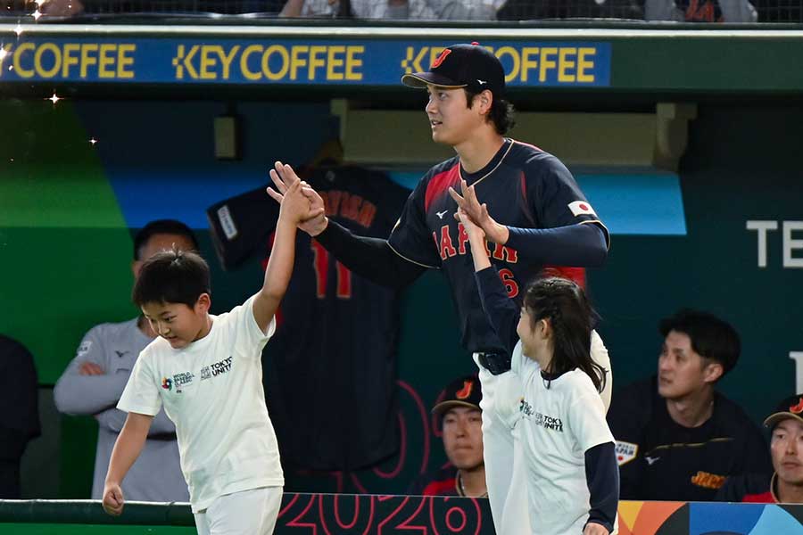 2人をエスコートした大谷翔平【写真：中戸川知世】