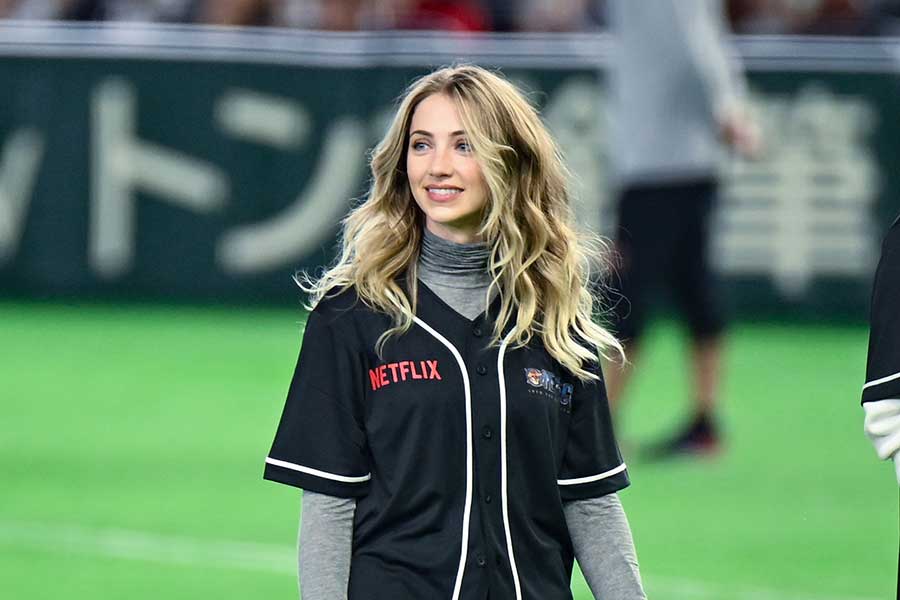 始球式に登場したエミリー・ラッド【写真：中戸川知世】