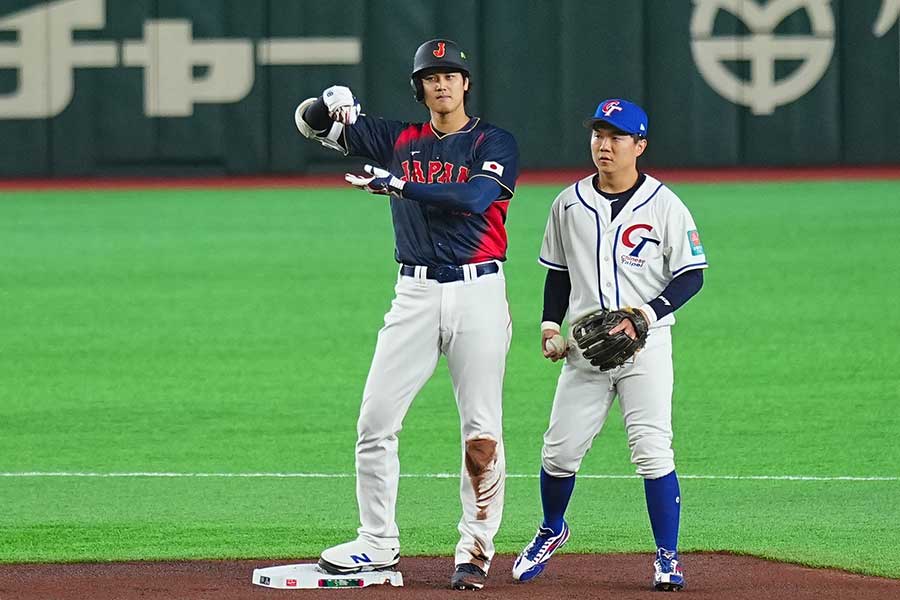 初回に二塁打を放ち、塁上ではパフォーマンスをする侍ジャパンの大谷翔平【写真：荒川祐史】