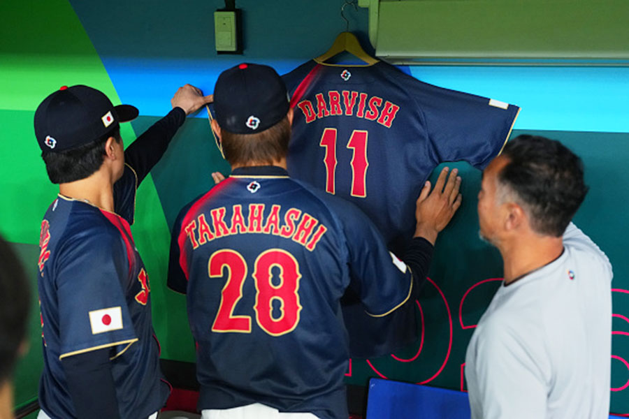 試合前、ベンチ内で高橋らが掲げたダルビッシュのユニホーム【写真：Getty Images】
