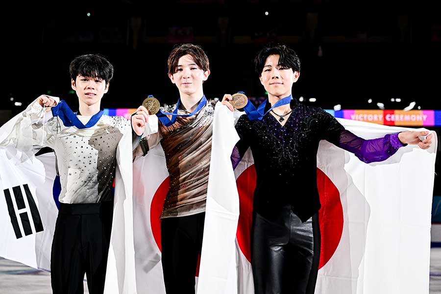 世界ジュニア選手権で銀メダルのソ・ミンギュ、金メダルの中田璃士、銅メダルの西野太翔（左から）【写真：Raniero Corbelletti/アフロ】
