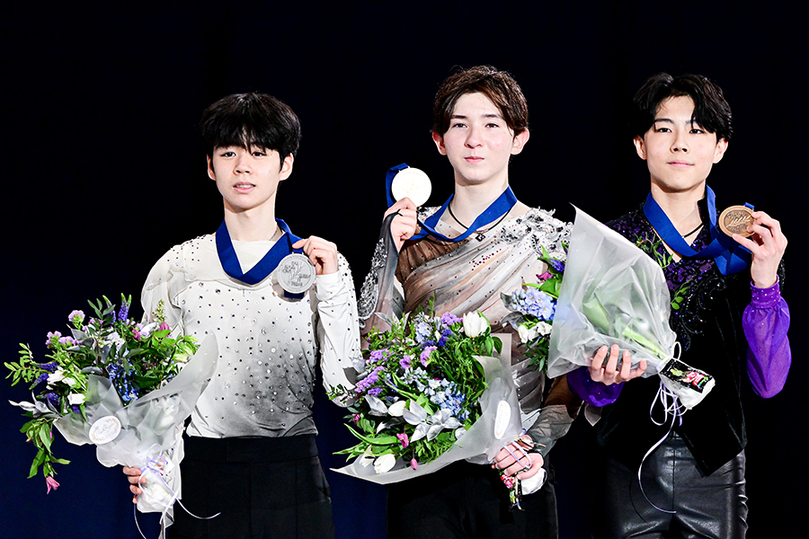 優勝した中田璃士（真ん中）と2位のソ・ミンギュ（左）【写真：Raniero Corbelletti/アフロ】