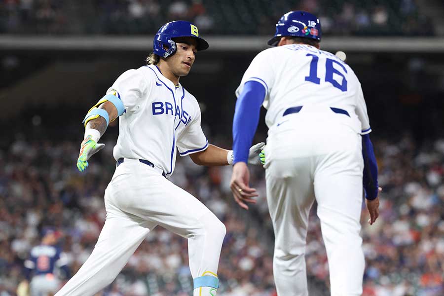 本塁打を放ったルーカス・ラミレス（左）【写真：ロイター】