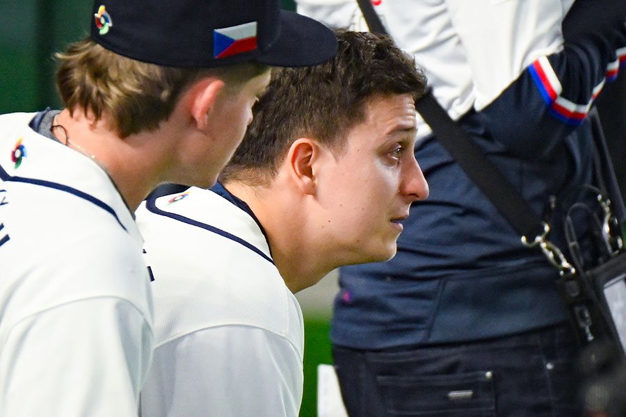 試合後にベンチ前で涙するWBCチェコ代表・マルティン・チェルビンカ【写真：中戸川知世】