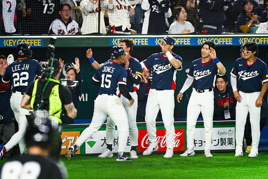 初回に3点を奪い、歓喜する韓国ナイン【写真：中戸川知世】