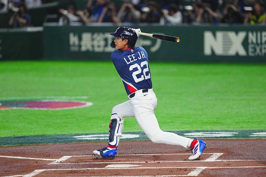 初回に適時打を放った韓国のイ・ジョンフ【写真：荒川祐史】