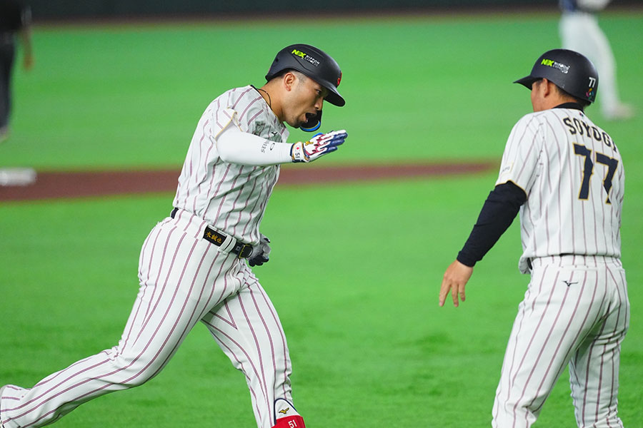 2ランを放った鈴木誠也【写真：荒川祐史】