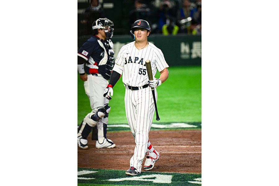 疑惑の判定に驚いた表情を見せた村上宗隆【写真：中戸川知世】