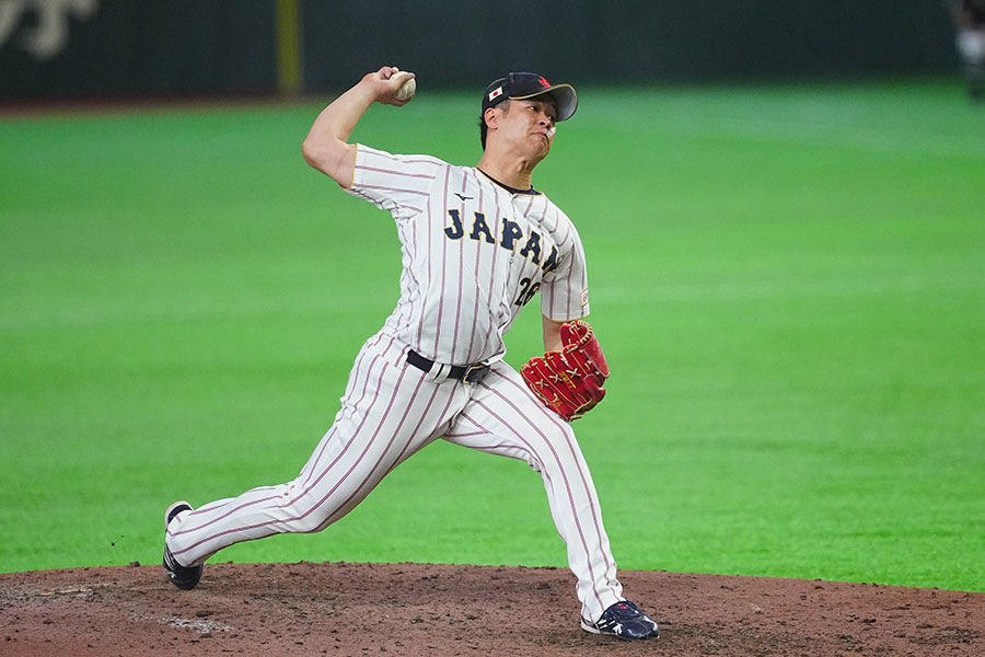 3番手でマウンドに上がった種市篤暉【写真：荒川祐史】