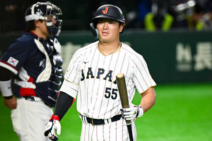 4回の打席、微妙な判定で三振となった村上宗隆【写真：中戸川知世】