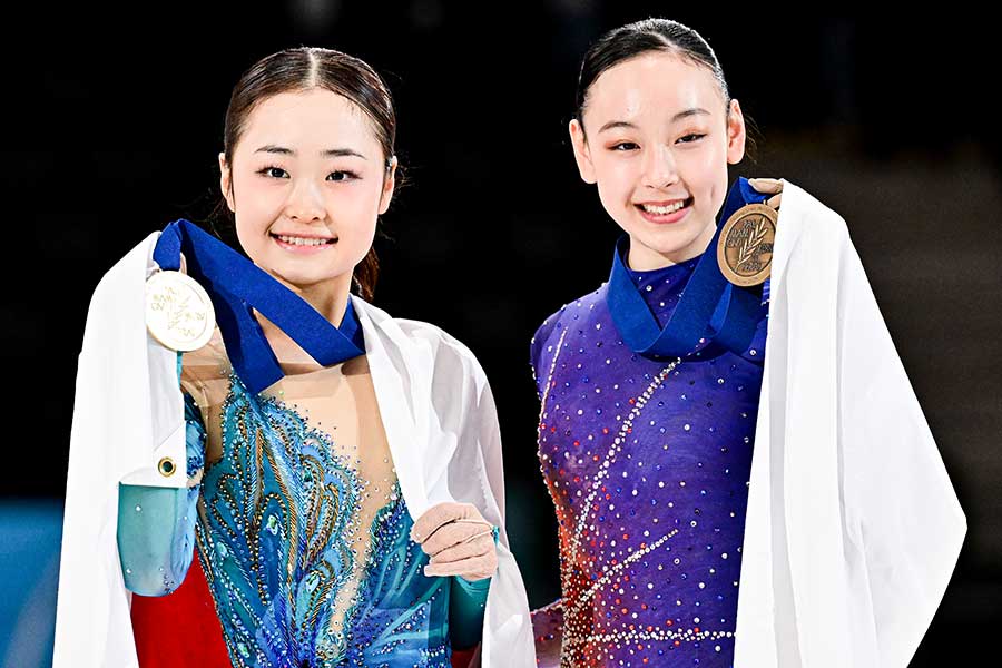 金メダルの島田麻央と、銅メダルの岡万佑子（右）【写真：Raniero Corbelletti/アフロ】