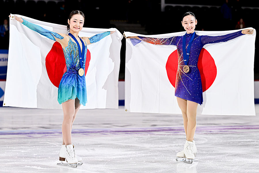 金メダルの島田麻央と、銅メダルの岡万佑子（右）【写真：Raniero Corbelletti/アフロ】