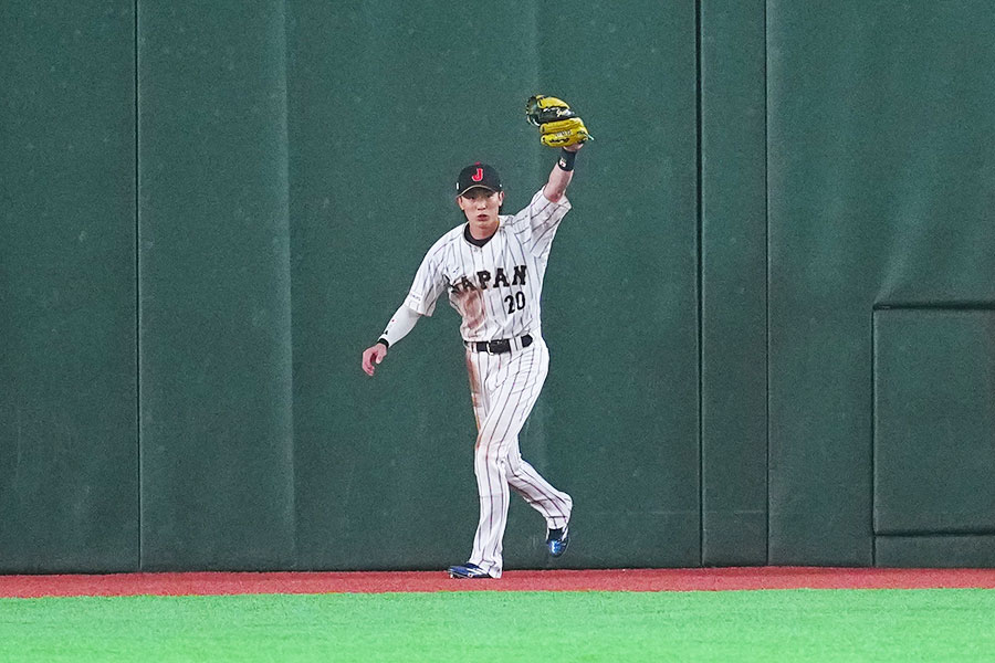 スーパーキャッチを披露した周東佑京【写真：荒川祐史】