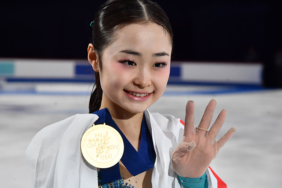 世界ジュニア選手権で史上初の4連覇を達成した島田麻央【写真：新華社/アフロ】