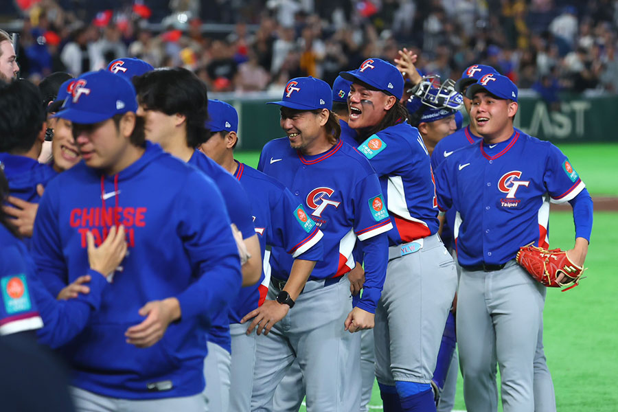 韓国を下し、涙を浮かべた台湾ナイン【写真： 加治屋友輝】
