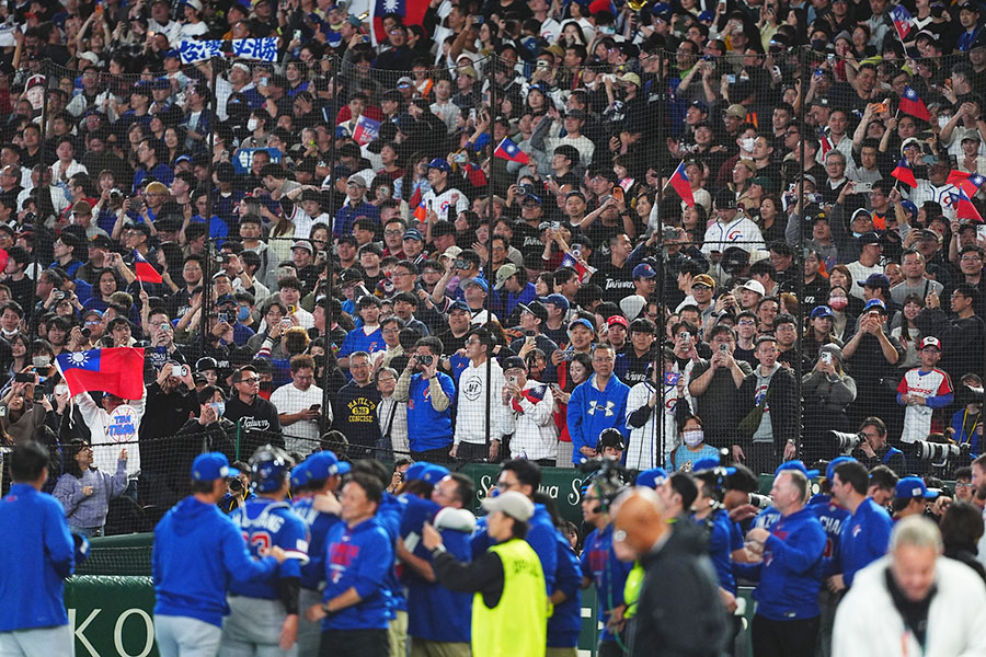 韓国に勝利を収め喜ぶ台湾ナインと観客【写真：小林靖】