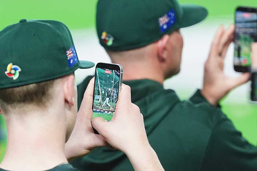 大谷のフリー打撃にカメラを向ける豪州代表【写真:小林靖】