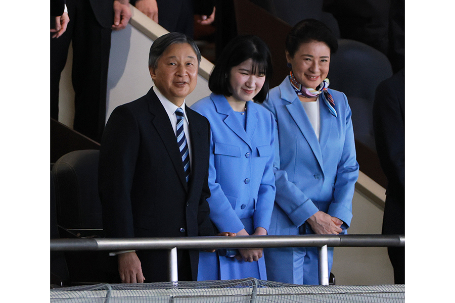 侍ジャパン豪州戦をスタンドで観戦された天皇皇后両陛下、愛子内親王殿下【写真：読売新聞社提供】