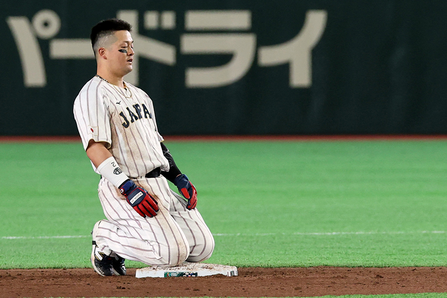 二塁で牽制死した牧秀悟【写真：ロイター】