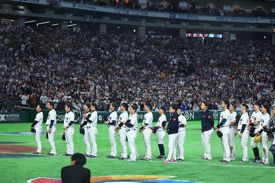 オーストラリア戦後に整列し、天皇ご一家を見送る侍ジャパン【写真： 加治屋友輝】