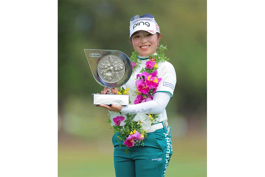 ダイキンオーキッドレディスでツアー通算5勝目を挙げた佐久間朱莉【写真：スポーツ報知/アフロ】
