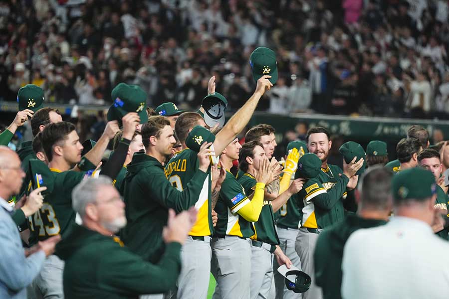 侍ジャパンに敗戦も、観客の歓声に応える豪州代表【写真：小林靖】