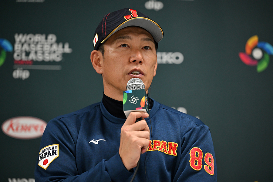 豪州戦後の会見でコメントする井端弘和監督【写真：Getty Images】