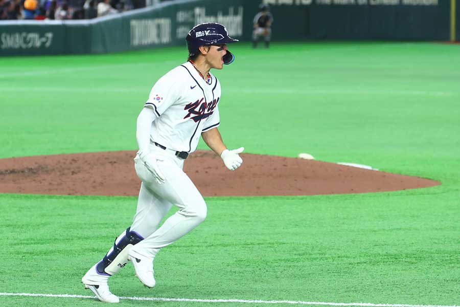 本塁打を放ったキム・ドヨン【写真：加治屋友輝】