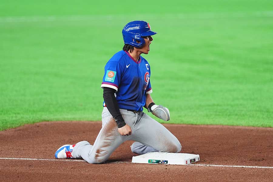 ヘッドスライディングをした陳傑憲【写真：小林靖】