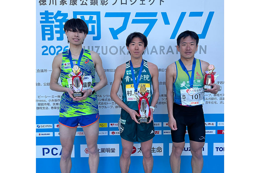 静岡マラソン2026で優勝した村上直弥(中央)。2位及川瑠音(左)、3位板垣辰矢(右)と表彰式に出席【写真:編集部】