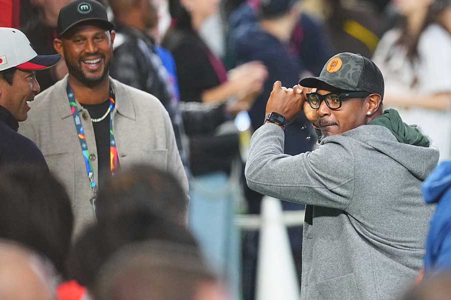 打撃フォームのモノマネを披露したジョーンズ氏【写真：荒川祐史】