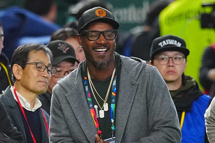 東京ドームに来場したアダム・ジョーンズ氏【写真：荒川祐史】