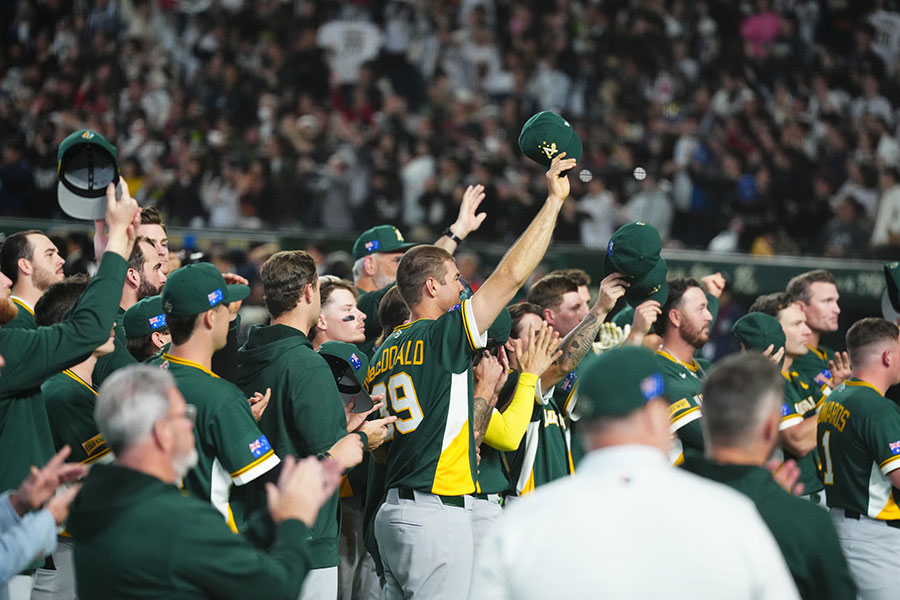 帽子を取って感謝を示したWBCオーストラリア代表【写真:小林靖】