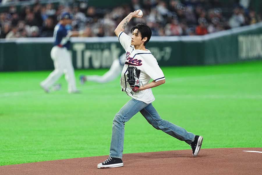 始球式を務めたATEEZのウヨン【写真：小林靖】