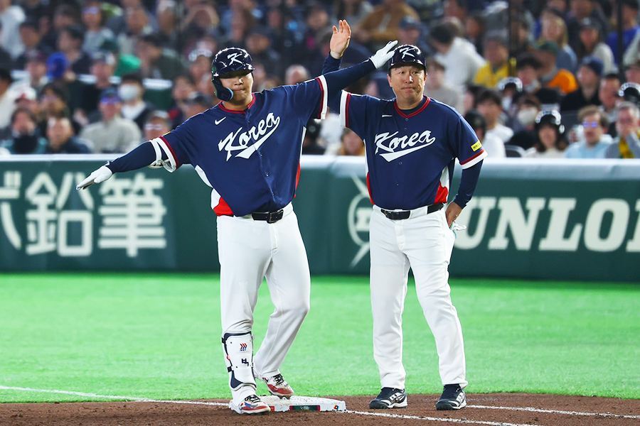 5点目の適時打を放ち、塁上で飛行機ポーズをとるムン・ボギョン【写真：加治屋友輝】