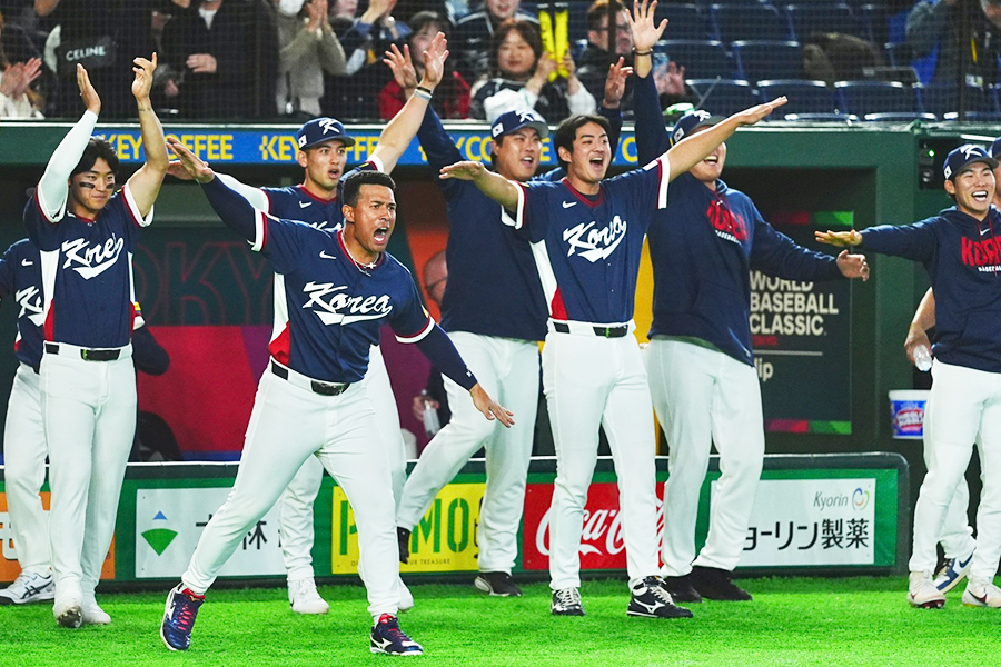 適時打に歓喜する韓国ナイン【写真：加治屋友輝】